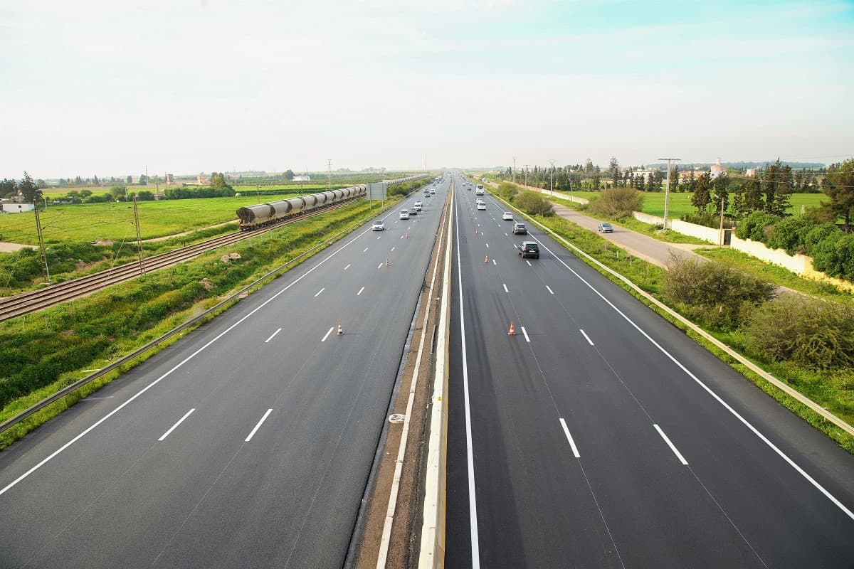 Route et autoroute au Maroc pour illustrer la livraison de voitures partout au Maroc