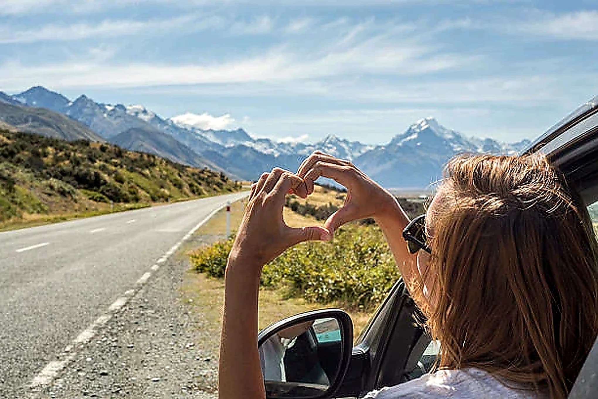 Voyageuse profitant de la route au Maroc, symbole de liberté offerte par la location de voiture MDA CAR