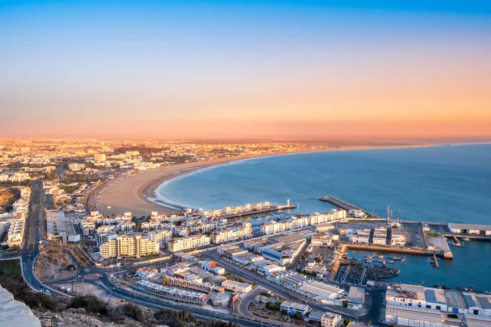 La corniche d’Agadir et ses palmiers au coucher du soleil, face à l’océan